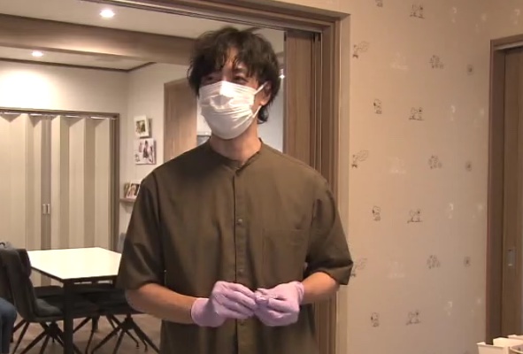 患者宅に到着し感染対策をする院長