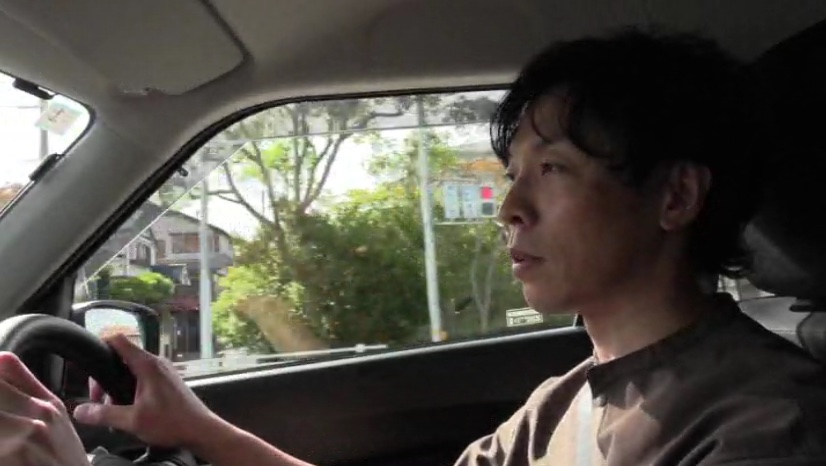 訪問診療へ車で向かう院長