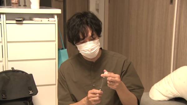 訪問診療で薬剤を準備する院長